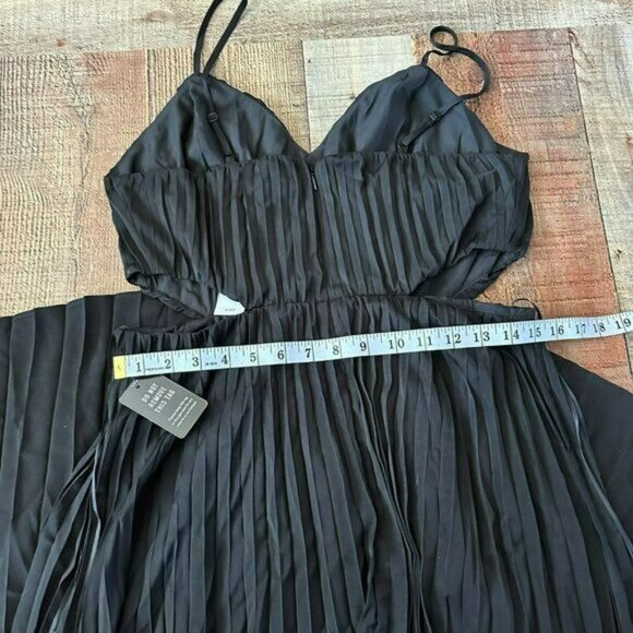 Express black pleated open side cut out sleevless maxi dress women's size medium - Picture 4 of 9